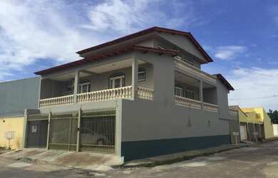 Imagem: A casa possui 4 Dormitórios, 5 Banheiros, 4 Vagas na garagem