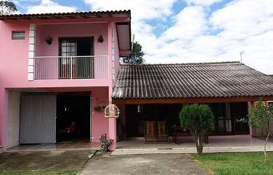 Imagem: A casa possui 4 Dormitórios, 1 Banheiro, 1 Vaga na garagem