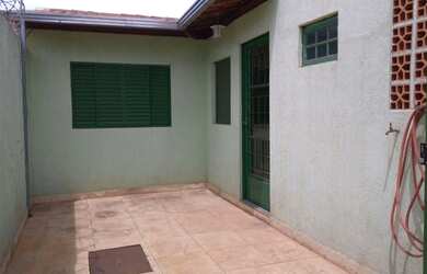 Imagem: A casa possui 1 Dormitório, 1 Banheiro, 1 Vaga na garagem e