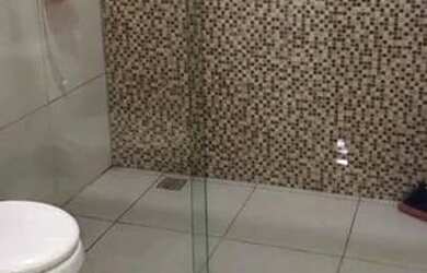 Imagem: A casa possui 3 Dormitórios, 1 Banheiro, 1 Vaga na garagem