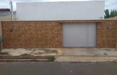 Imagem: A casa possui 3 Dormitórios, 2 Banheiros, 2 Vagas na garagem