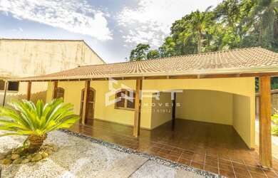 Imagem: A casa possui 4 Dormitórios, 2 Banheiros, 2 Vagas na garagem