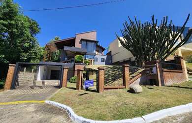 Imagem: A casa em condomínio possui 5 Dormitórios, 4 Banheiros, 4