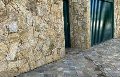 Imagem: A casa possui 2 Dormitórios, 2 Banheiros, 4 Vagas na garagem