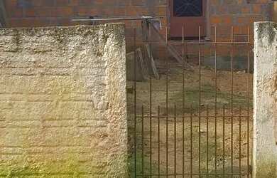 Imagem: A casa possui 2 Dormitórios, 1 Banheiro e está localizado