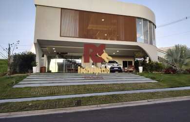 Imagem: A casa possui 4 Dormitórios, 4 Vagas na garagem, 540m² de