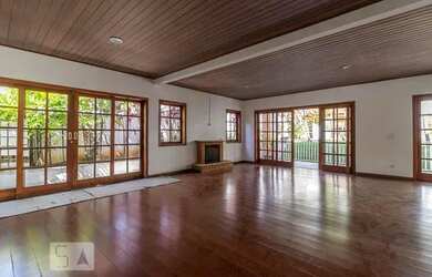 Imagem: A casa em condomínio possui 4 Dormitórios, 3 Banheiros, 5