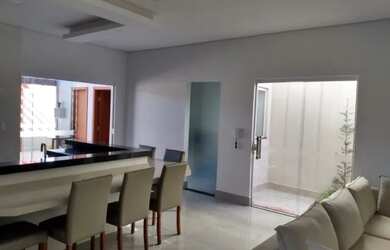 Imagem: A casa possui 3 Dormitórios, 3 Banheiros, 2 Vagas na garagem