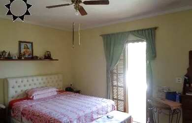 Imagem: A casa possui 4 Dormitórios, 2 Banheiros, 5 Vagas na garagem