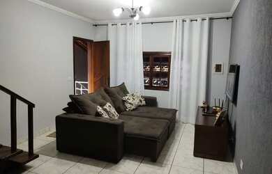 Imagem: A casa possui 2 Dormitórios, 3 Banheiros, 1 Vaga na garagem