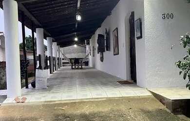 Imagem: A casa possui 3 Dormitórios, 2 Banheiros, 5 Vagas na garagem