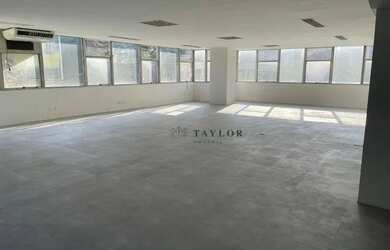 Imagem: O depósito possui 2 Vagas na garagem, 168m² de Área e está