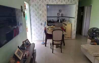 Imagem: A casa possui 2 Dormitórios, 1 Banheiro e 2 Vagas na garagem