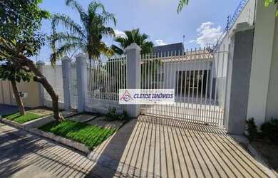 Imagem: A casa possui 4 Dormitórios, 3 Banheiros, 3 Vagas na garagem