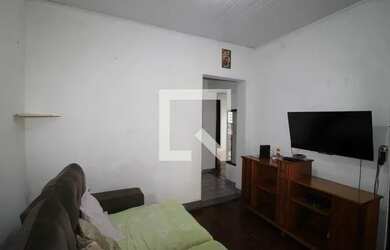 Imagem: A casa possui 4 Dormitórios, 1 Banheiro, 2 Vagas na garagem