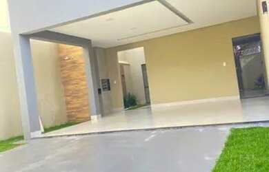 Imagem: A casa possui 3 Dormitórios, 2 Banheiros, 2 Vagas na garagem