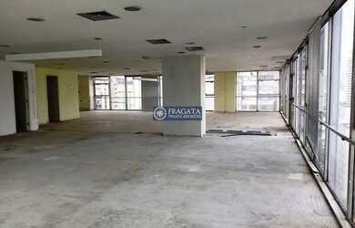 Imagem: O depósito possui 5 Vagas na garagem e 660m² de Área e está