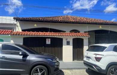 Imagem: A casa possui 3 Dormitórios, 2 Banheiros, 2 Vagas na garagem