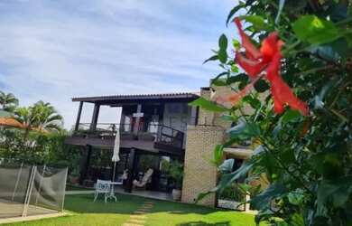 Imagem: A casa possui 3 Dormitórios, 3 Banheiros, 5 Vagas na garagem