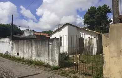 Imagem: A casa possui 2 Dormitórios, 1 Banheiro, 2 Vagas na garagem