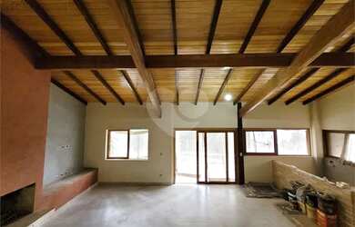 Imagem: A casa possui 3 Dormitórios, 4 Banheiros, 3 Vagas na garagem