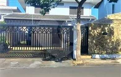 Imagem: A casa possui 4 Dormitórios, 4 Banheiros, 4 Vagas na garagem