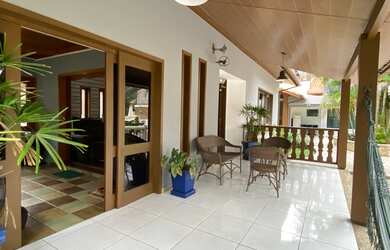 Imagem: A casa possui 4 Dormitórios, 3 Banheiros, 5 Vagas na garagem