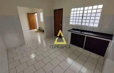 Imagem: A casa possui 2 Dormitórios, 1 Banheiro, 2 Vagas na garagem