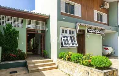 Imagem: A casa possui 3 Dormitórios, 2 Banheiros, 2 Vagas na garagem