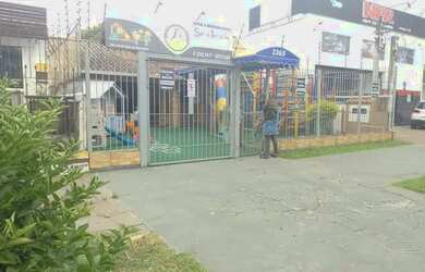 Imagem: A casa possui 4 Dormitórios, 1 Banheiro, 4 Vagas na garagem