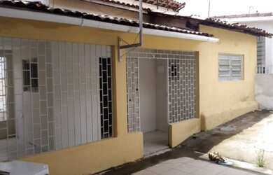 Imagem: A casa possui 2 Dormitórios, 2 Banheiros, 1 Vaga na garagem