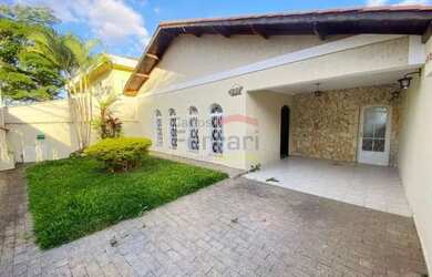 Imagem: A casa possui 3 Dormitórios, 5 Banheiros, 4 Vagas na garagem