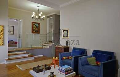 Imagem: A casa em condomínio possui 4 Dormitórios, 5 Banheiros, 4