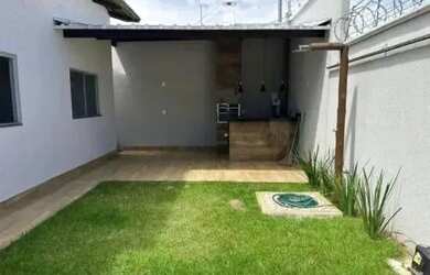 Imagem: A casa possui 3 Dormitórios, 2 Banheiros, 1 Vaga na garagem