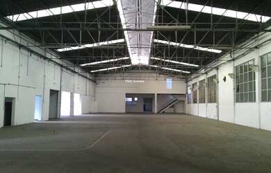 Imagem: O depósito possui 5 Vagas na garagem e 2000m² de Área e está