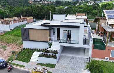 Imagem: A casa em condomínio possui 3 Dormitórios, 4 Banheiros, 2