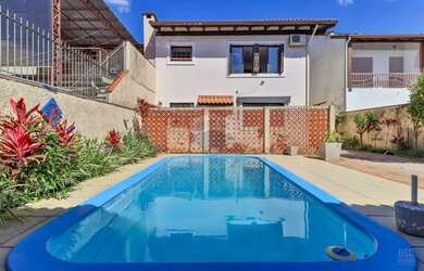 Imagem: A casa possui 3 Dormitórios, 4 Banheiros, 3 Vagas na garagem