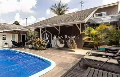 Imagem: A casa possui 5 Dormitórios, 4 Banheiros, 5 Vagas na garagem