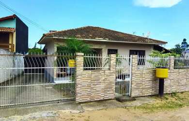 Imagem: A casa possui 2 Dormitórios, 1 Banheiro, 1 Vaga na garagem