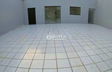 Imagem: A casa possui 3 Dormitórios, 2 Banheiros, 4 Vagas na garagem