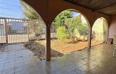 Imagem: A casa possui 4 Dormitórios, 3 Banheiros, 3 Vagas na garagem