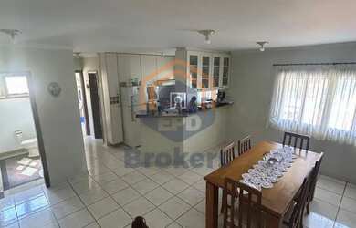 Imagem: A casa possui 3 Dormitórios, 3 Banheiros, 4 Vagas na garagem