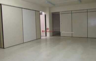 Imagem: O depósito possui 5 Vagas na garagem e 1300m² de Área e está