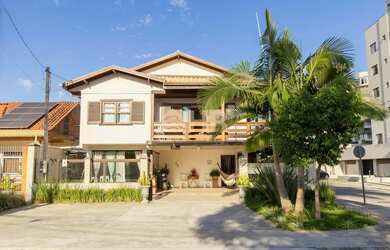 Imagem 2: Sobrado com 04 dormitórios sendo 01 suíte e 02 vagas de garagem Centro Matinhos