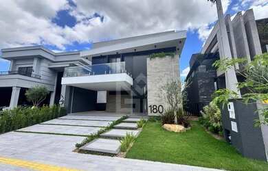 Imagem: A casa em condomínio possui 4 Dormitórios, 5 Banheiros, 4