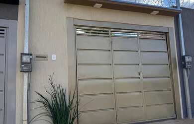 Imagem: A casa possui 2 Dormitórios, 2 Banheiros, 1 Vaga na garagem