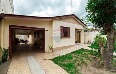 Imagem: A casa possui 3 Dormitórios, 1 Banheiro, 2 Vagas na garagem