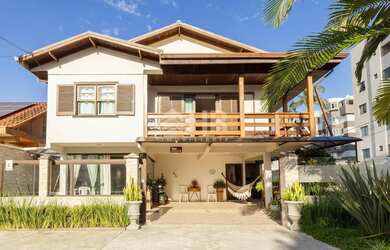 Imagem: Sobrado com 04 dormitórios sendo 01 suíte e 02 vagas de garagem