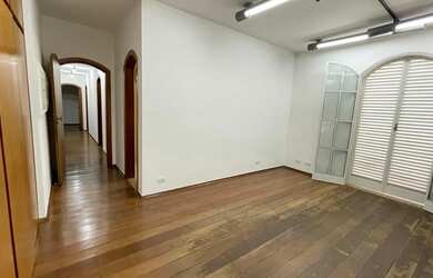 Imagem: A casa possui 5 Dormitórios, 5 Banheiros, 5 Vagas na garagem