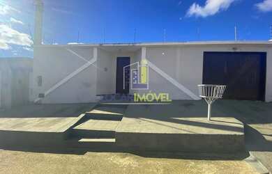 Imagem: A casa possui 3 Dormitórios, 2 Banheiros, 4 Vagas na garagem